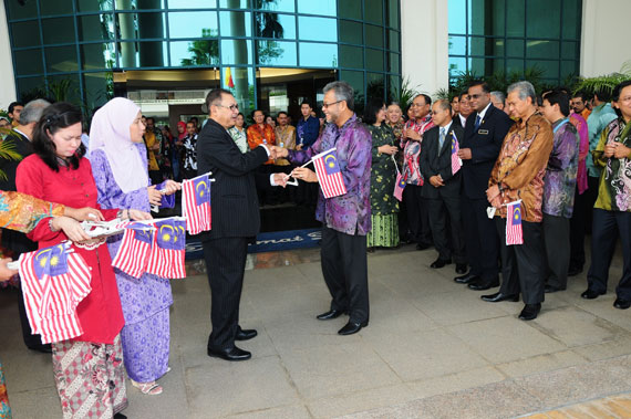 flag_raising1201